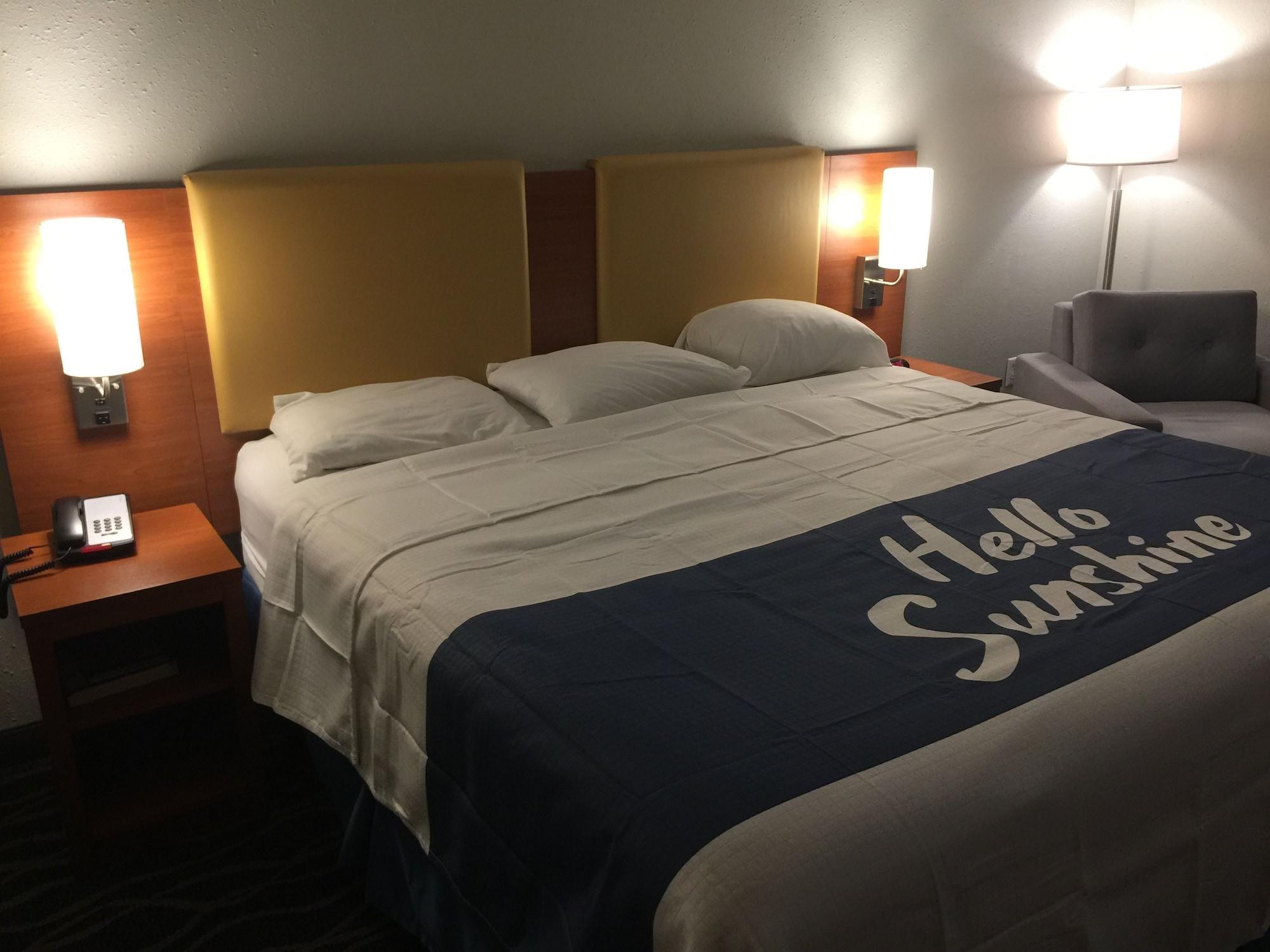 Days Inn & Suites By Wyndham Cincinnati North Springdale Eksteriør billede