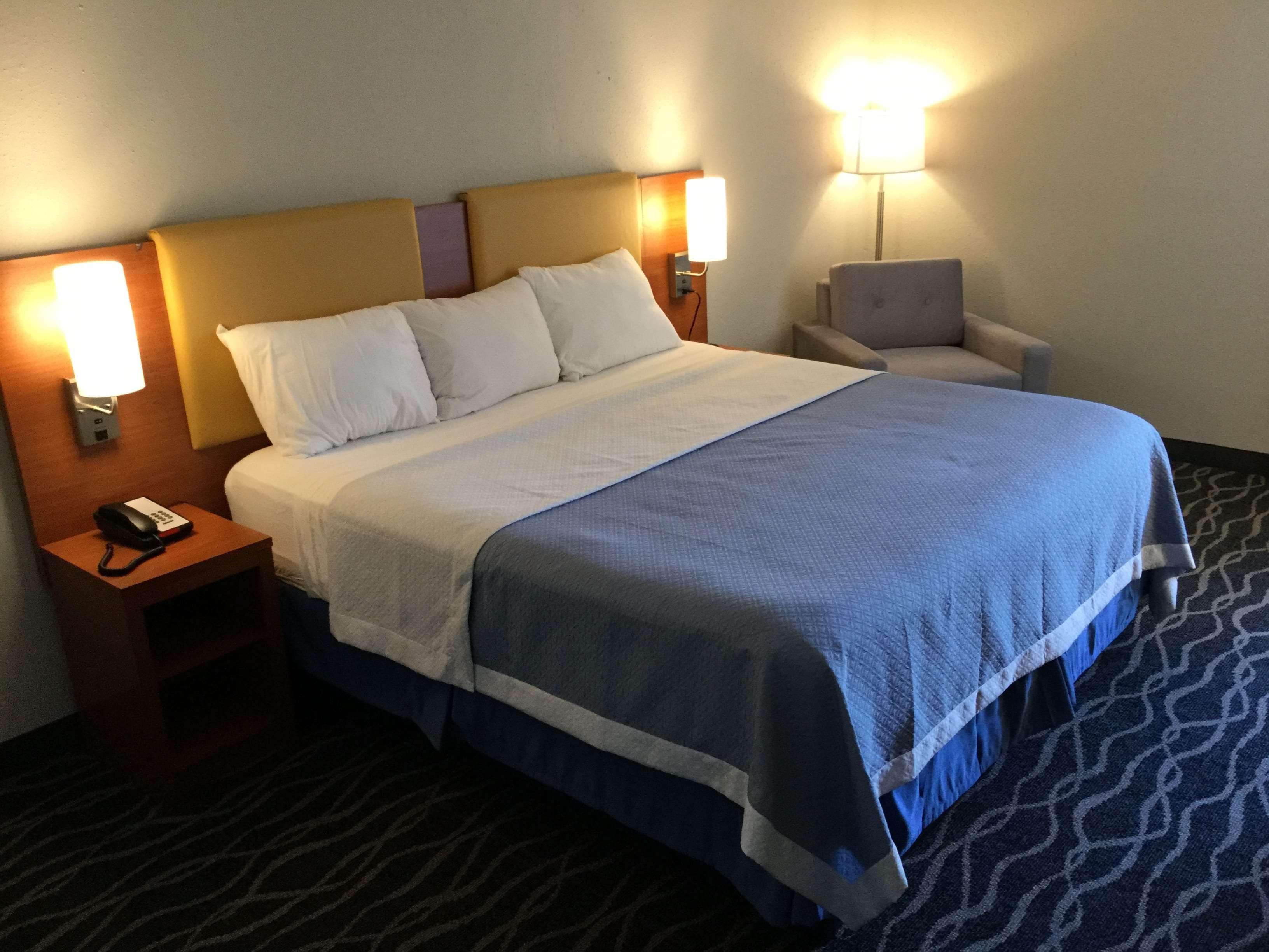 Days Inn & Suites By Wyndham Cincinnati North Springdale Eksteriør billede