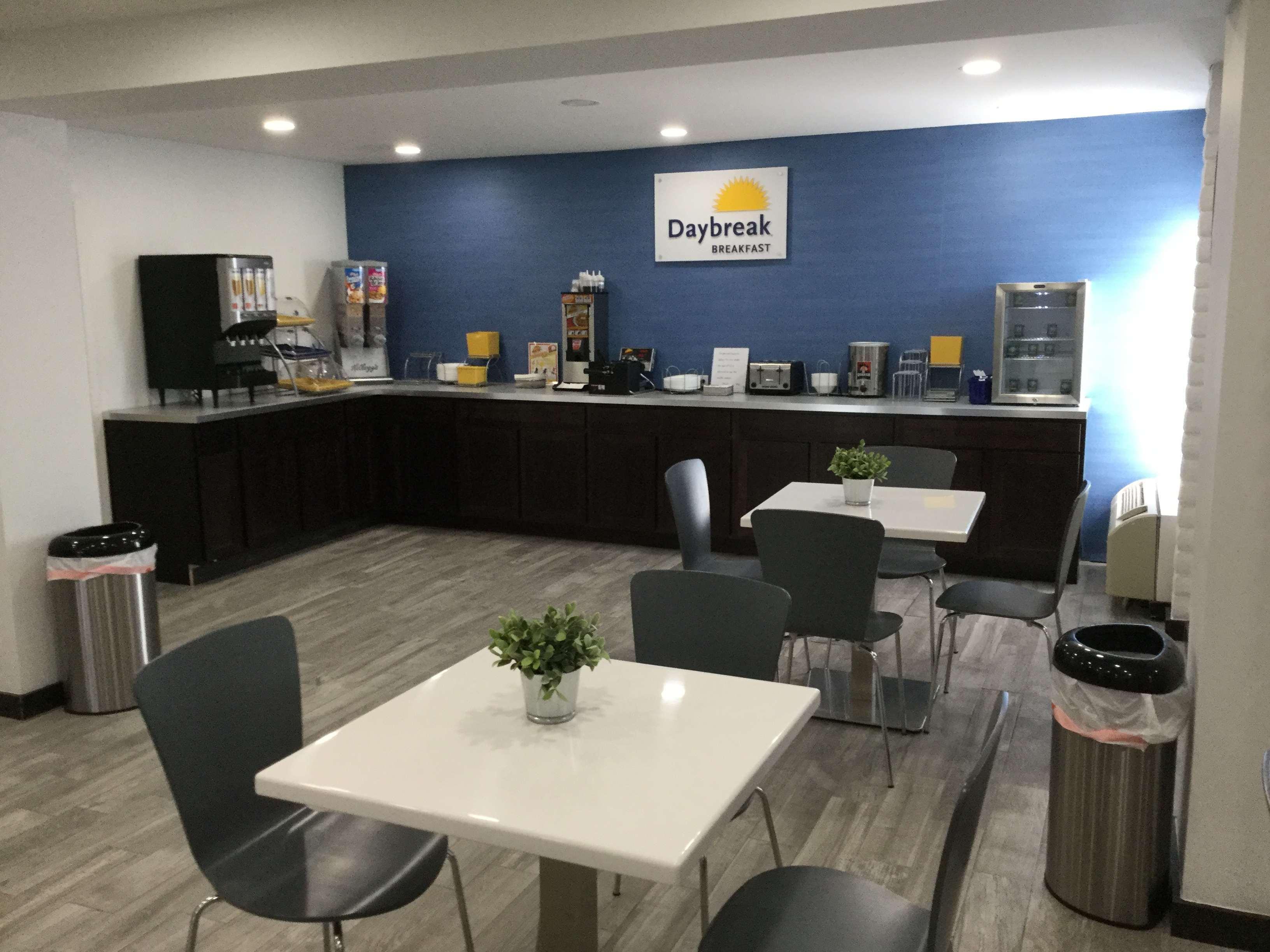Days Inn & Suites By Wyndham Cincinnati North Springdale Eksteriør billede