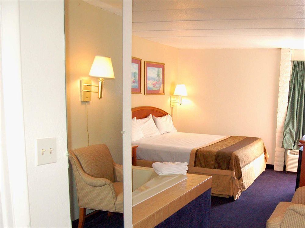 Days Inn & Suites By Wyndham Cincinnati North Springdale Eksteriør billede