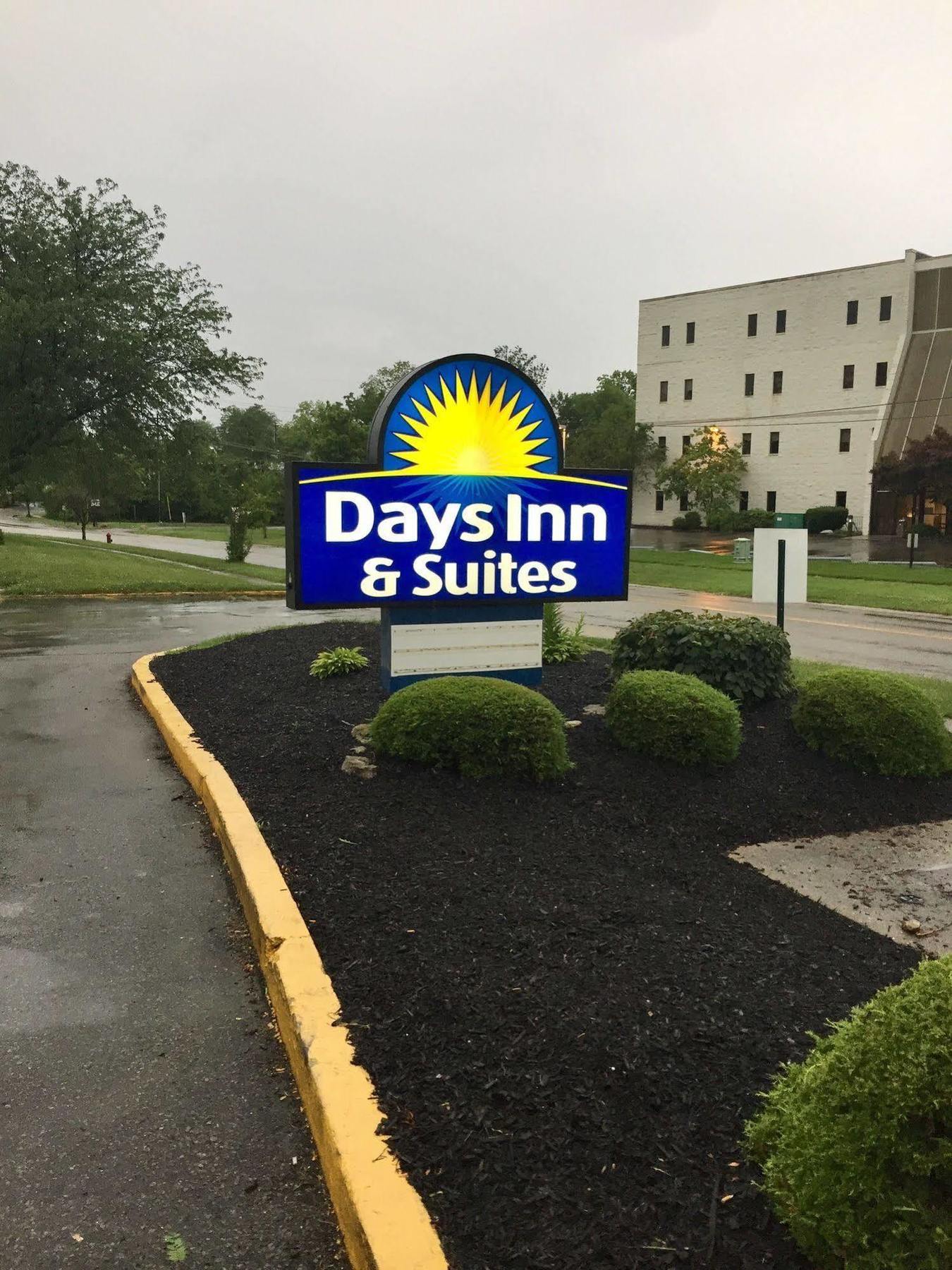 Days Inn & Suites By Wyndham Cincinnati North Springdale Eksteriør billede