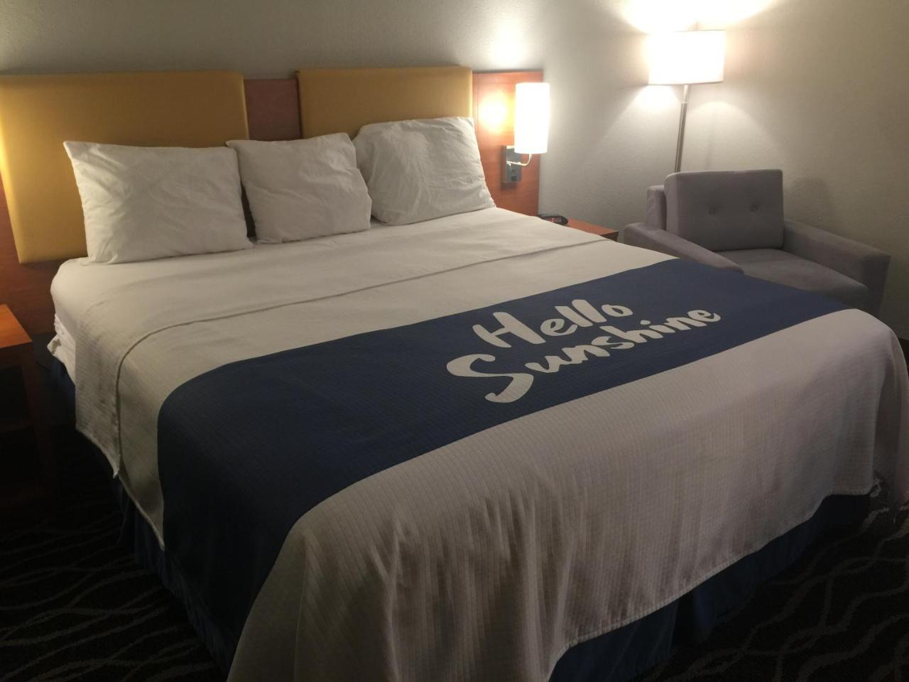 Days Inn & Suites By Wyndham Cincinnati North Springdale Eksteriør billede