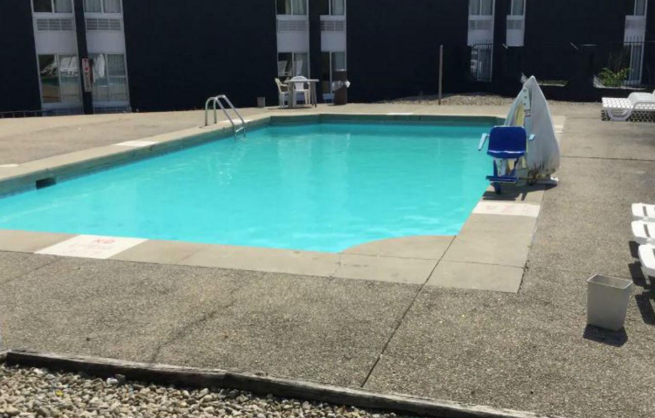 Days Inn & Suites By Wyndham Cincinnati North Springdale Eksteriør billede
